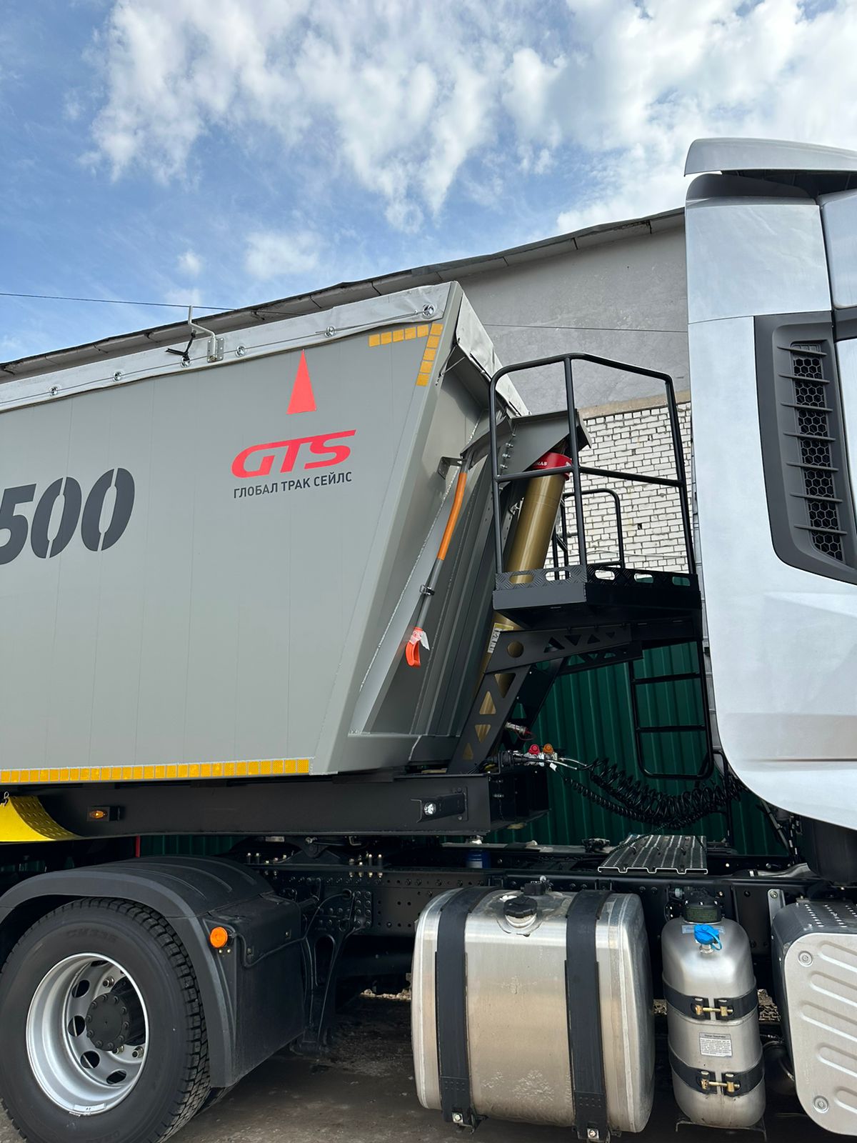 Алюминиевый полуприцеп зерновоз CAT500 55 435 | GoodTruck