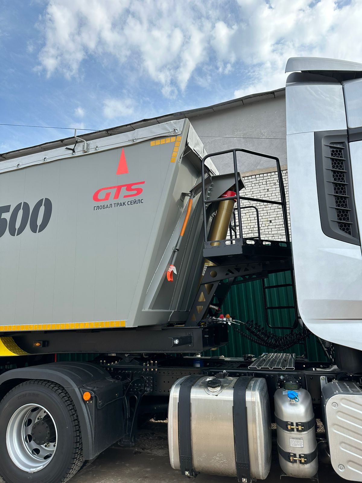 Алюминиевый полуприцеп зерновоз CAT500 55 435 | GoodTruck